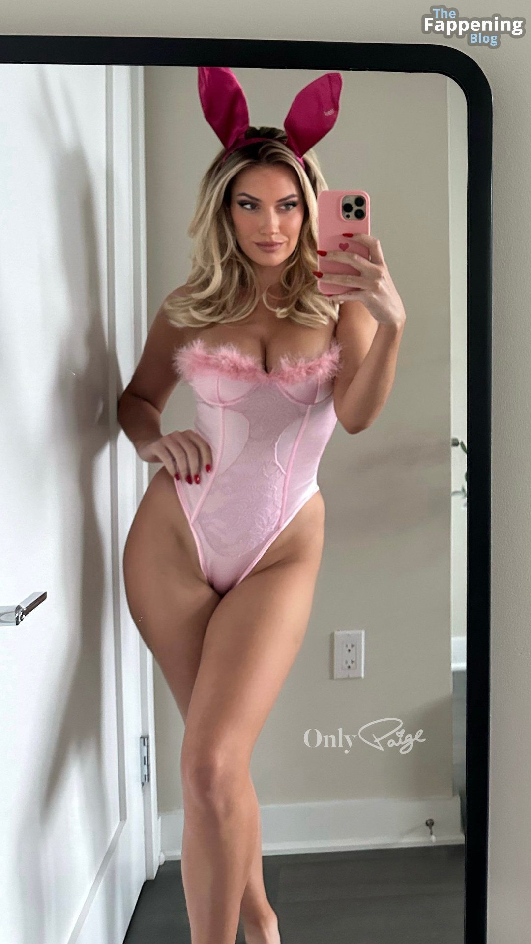 Paige Spiranac Hot (7 Photos) - ThotBook